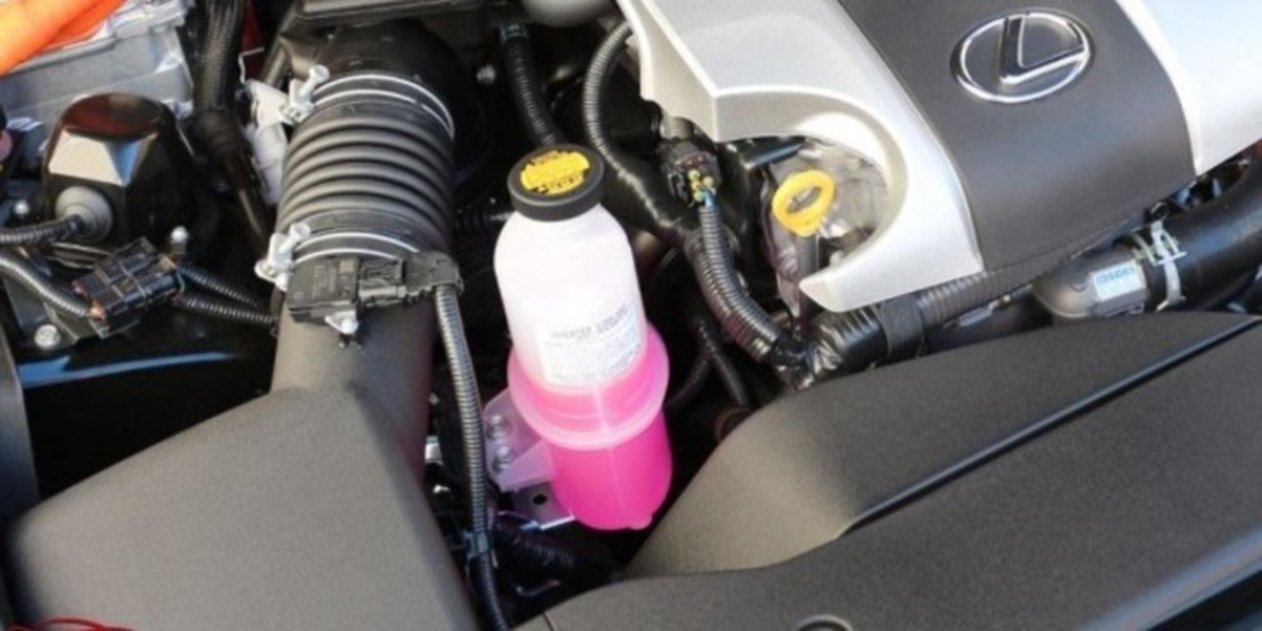 Desmontando un mito: ¿qué es mejor para tu coche, usar agua o líquido anticongelante?