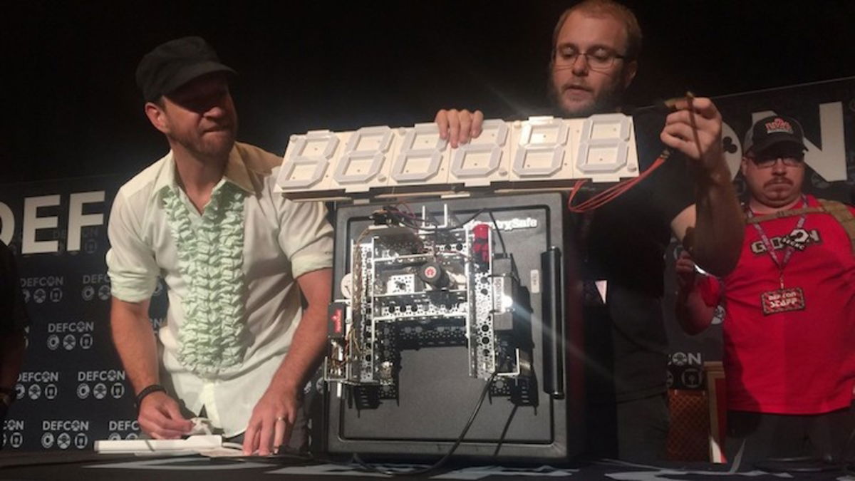 Crean un robot "low cost" capaz de abrir cajas fuertes