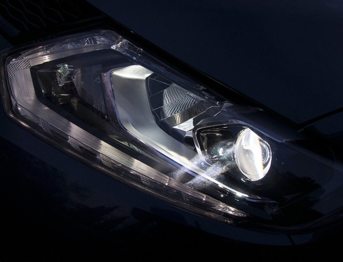 Tipos de faros halógenos, bombillas y luces de led para coches