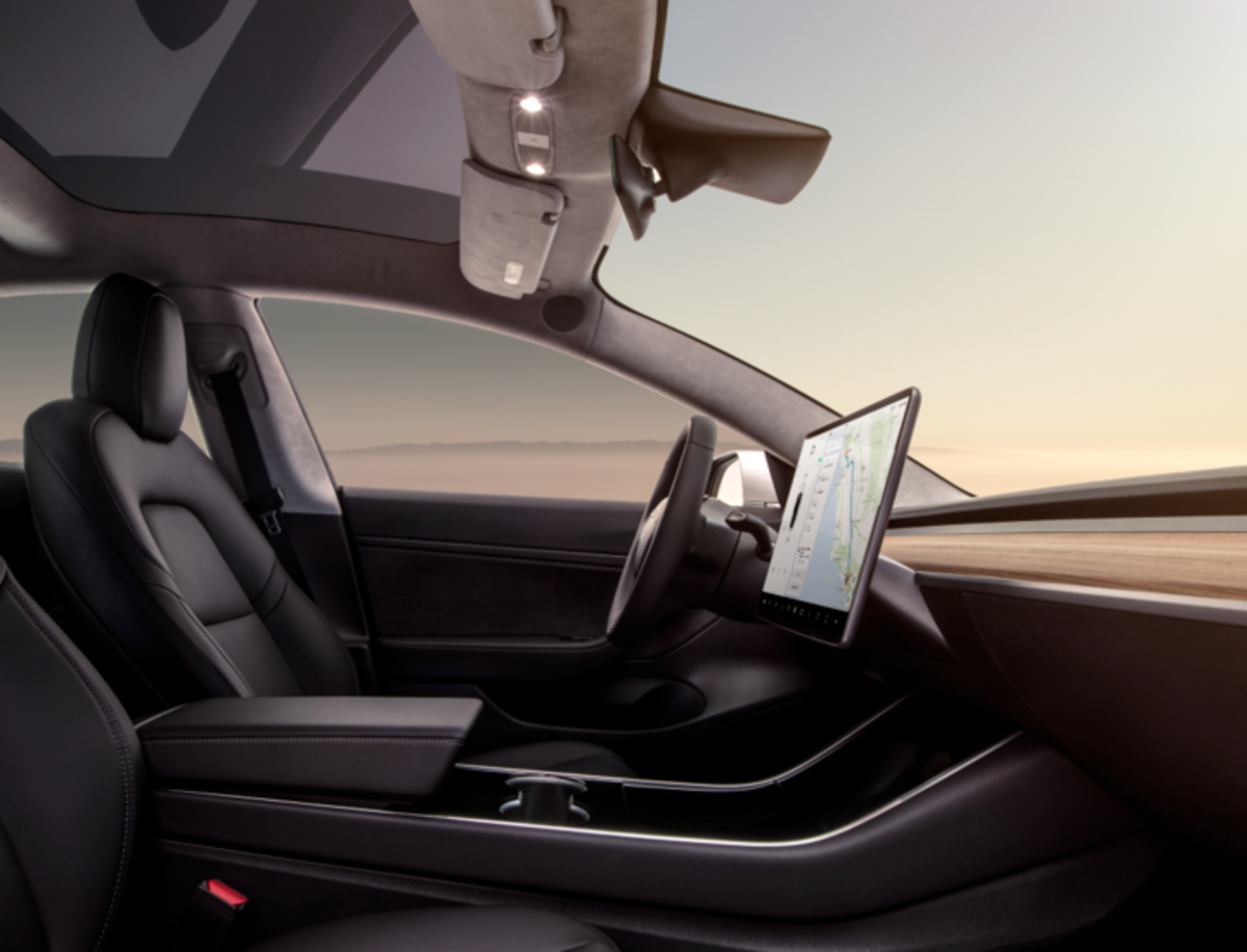Tesla habría enviado a concesionarios Model 3 sin cinturones de seguridad ni pantallas