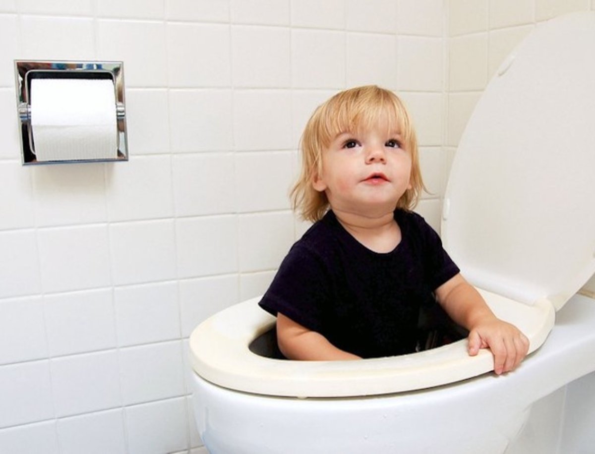Хожу по маленькому. Ребенок на унитазе. Дети в туалете. Малыш на унитазе. Туалет для малышей.