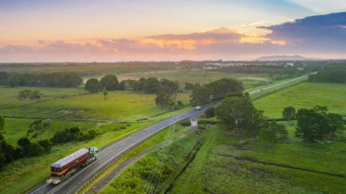 Ya está operativo el primer tren eléctrico que circula a base de paneles solares
