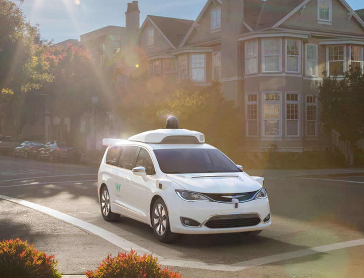 La primera gran flota de coches autónomos llegará de parte de Waymo con polémica