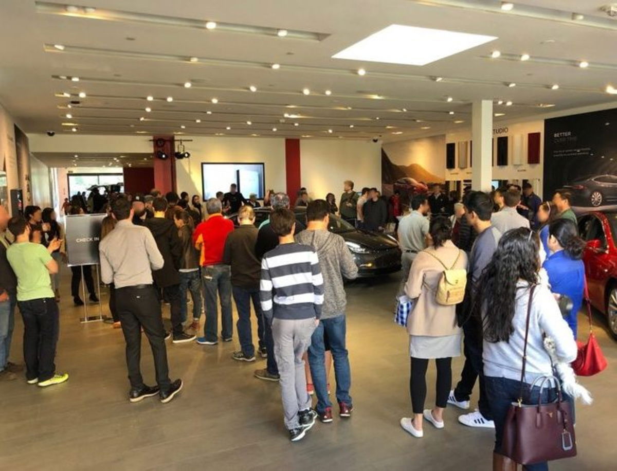 Los primeros Tesla Model 3 en las tiendas anticipan su éxito en el mercado