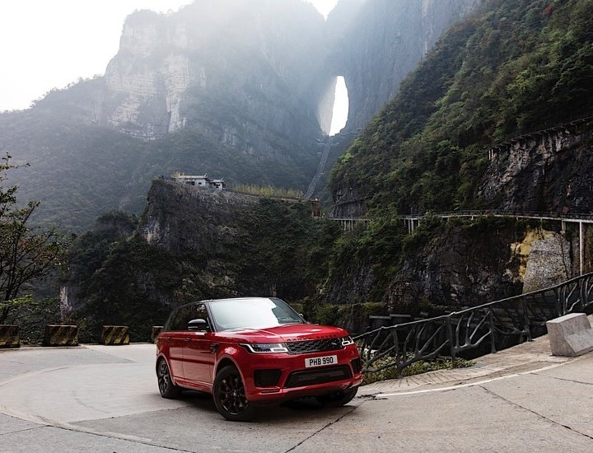 El Range Rover Sport PHEV muestra sus aptitudes al subir la Puerta del Cielo de China