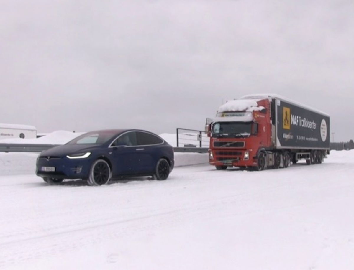 Así es capaz de remolcar un Tesla Model X un camión de 43 toneladas de peso