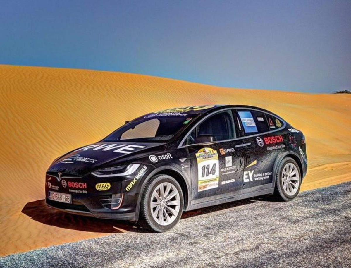 El Tesla Model X es el primer coche eléctrico que atraviesa el Sahara por una buena causa