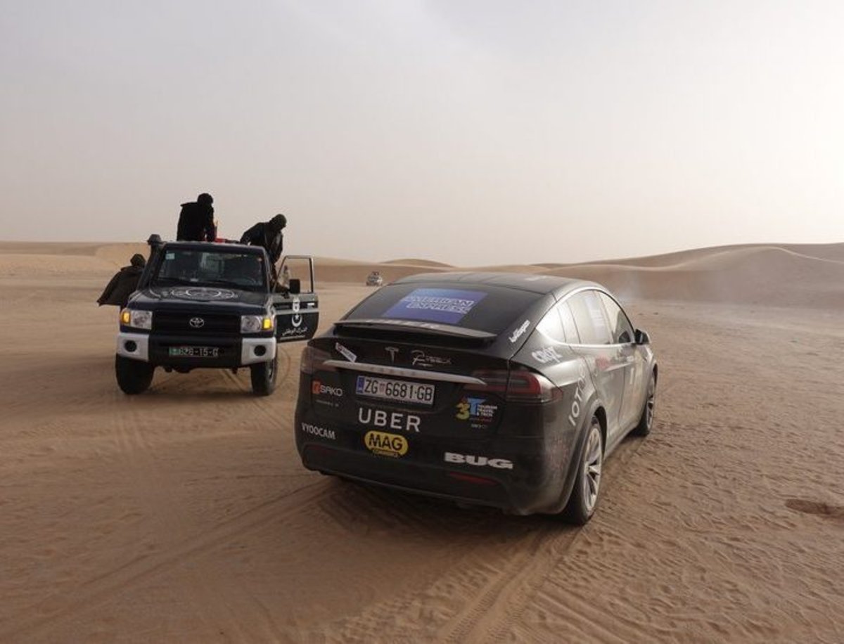 El Tesla Model X es el primer coche eléctrico que atraviesa el Sahara por una buena causa