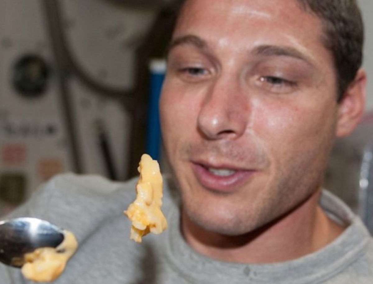 Por qué es importante que los astronautas almacenen sus heces