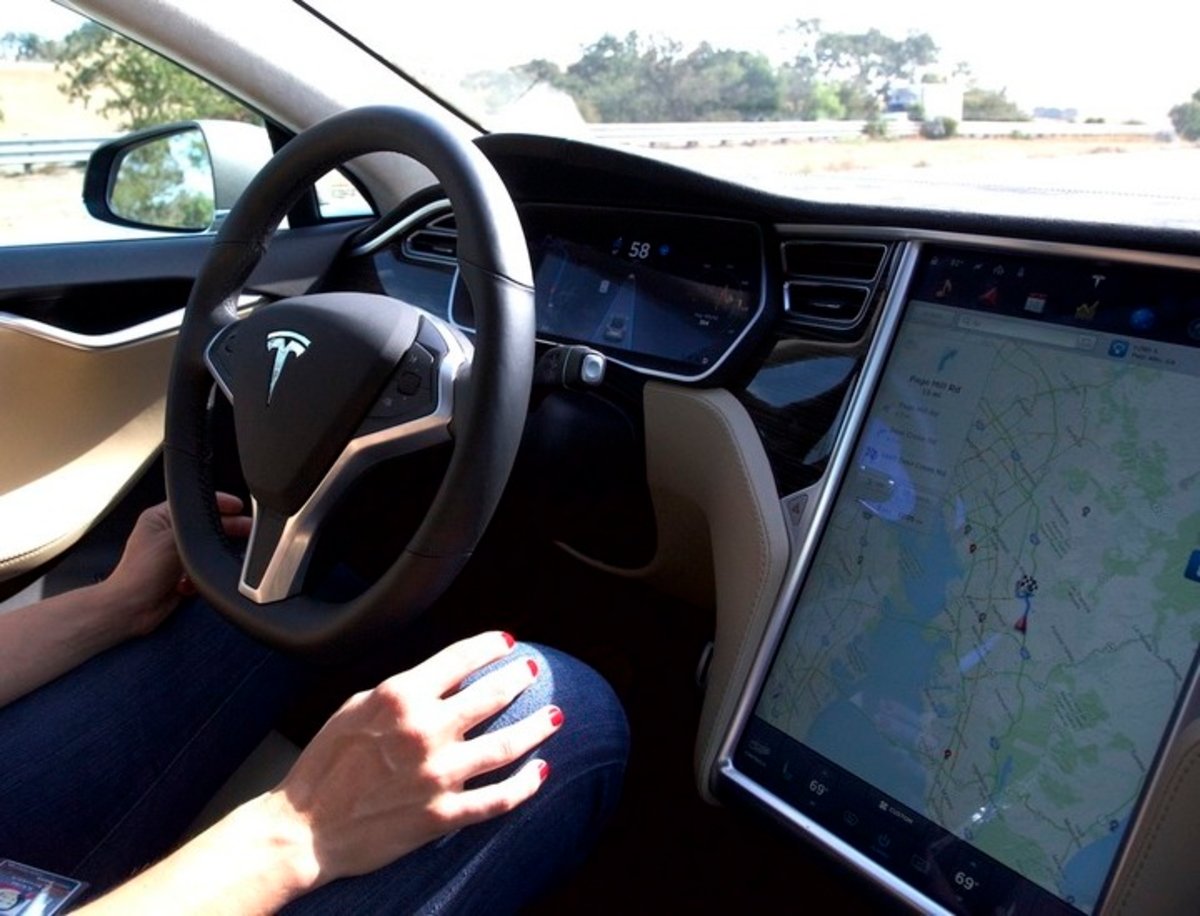 Elon Musk ya se atreve a predecir cuándo el Autopilot será completamente eficiente