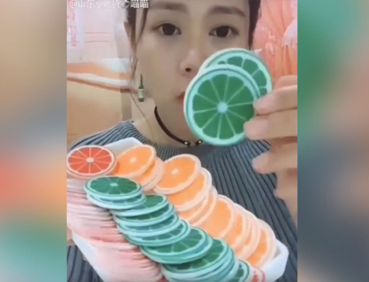 Comer hielo, la nueva moda inexplicable en las redes sociales de China