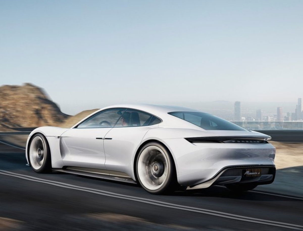 Porsche prioriza la instalación de puntos de recarga en sus concesionarios
