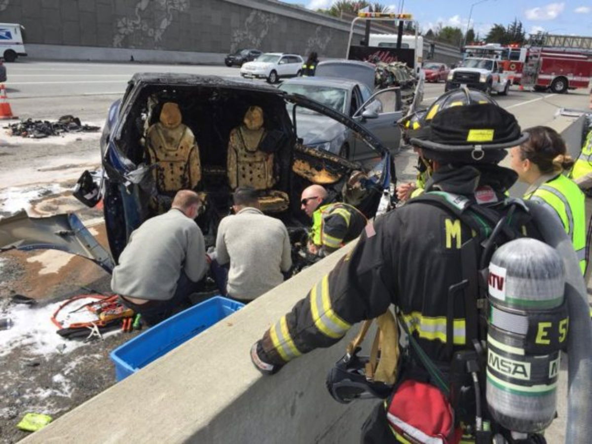 Un Tesla Model X accidentado sale ardiendo y personal de la empresa ayuda a los bomberos