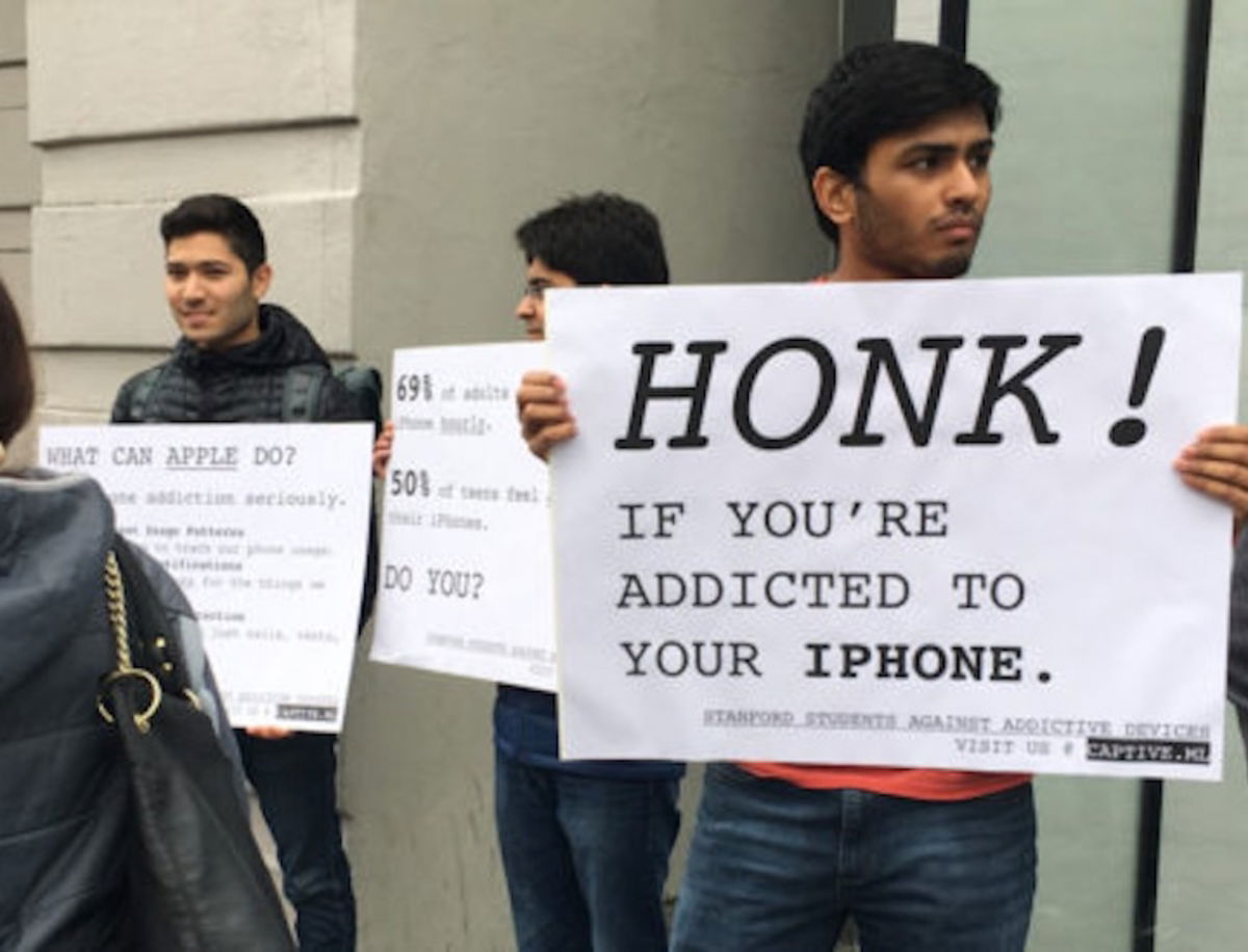 La adicción al iPhone: un grupo de estudiantes pide a Apple móviles menos atractivos