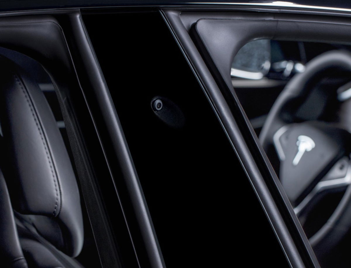 Le retiran el carné de conducir mientras conducía con el Autopilot, ¿cómo es posible?