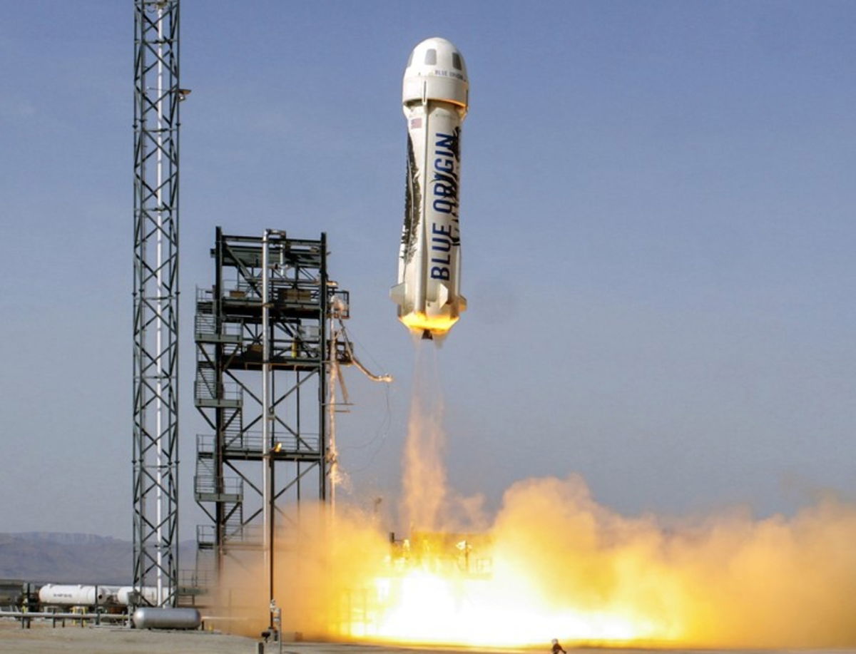 Elon Musk tiene competencia: el dueño de Amazon también lanza cohetes al espacio