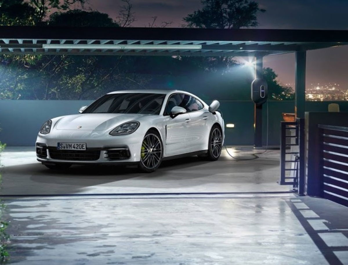El despliegue de cargadores rápidos de Porsche ha comenzado ante la llegada del Mission E