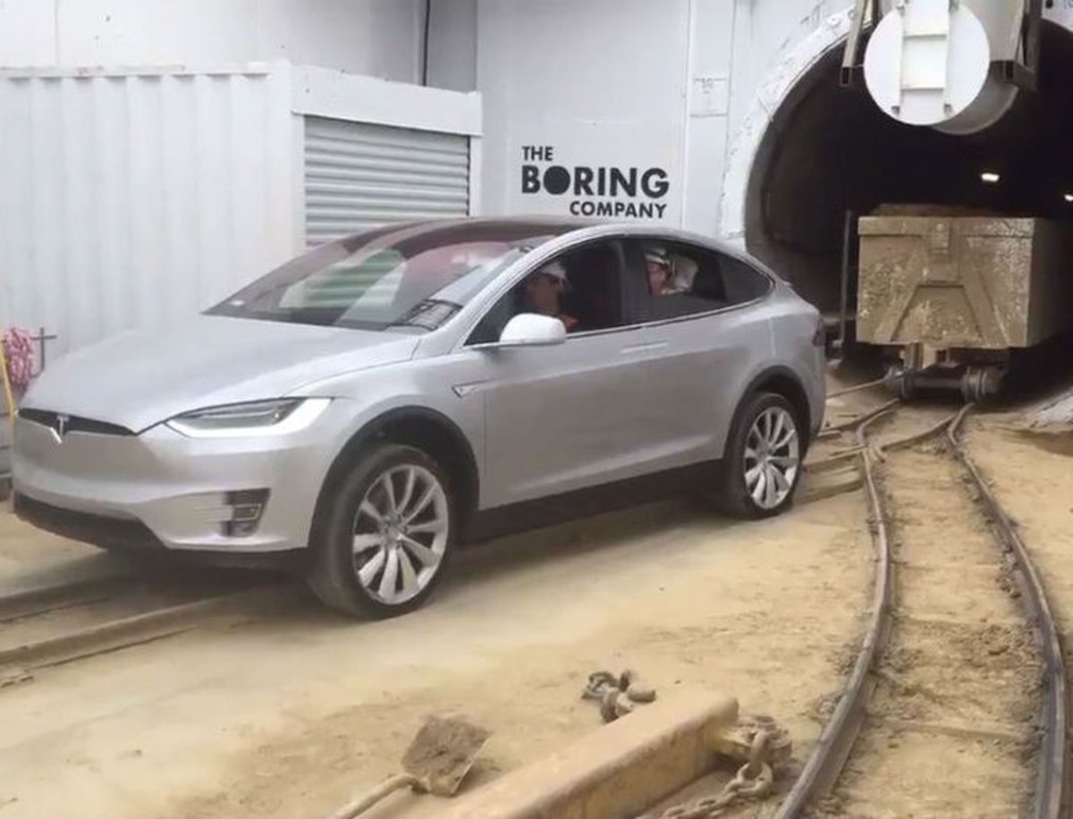 Elon Musk juega al despiste introduciendo un Model X en un túnel de The Boring Company