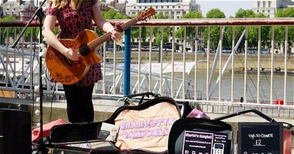Ya no tienes excusas: Londres permite dar limosna a los artistas callejeros con tarjeta
