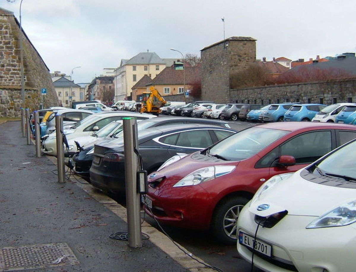 La culpa del lento desarrollo del coche eléctrico es del concesionario, según un estudio