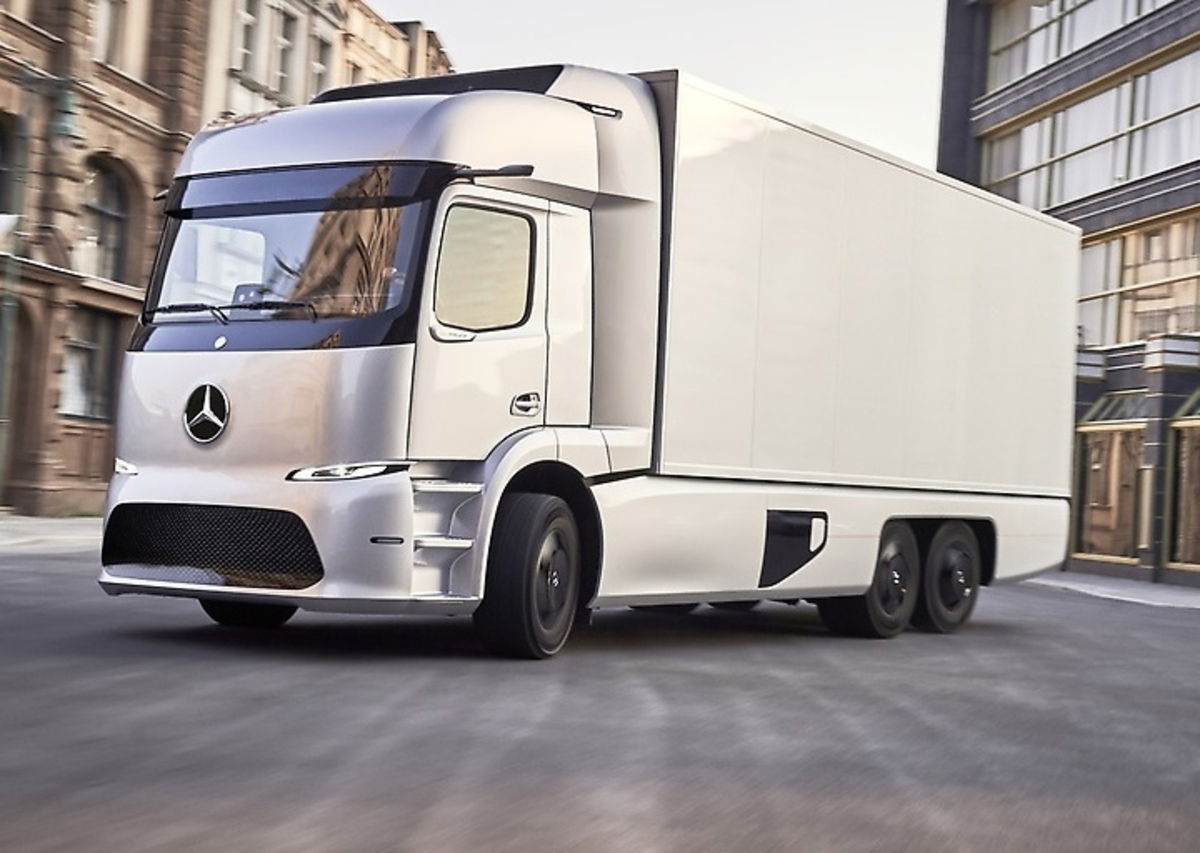 El Tesla Semi tendrá casi 1.000 kilómetros de autonomía, así lo afirma Elon Musk