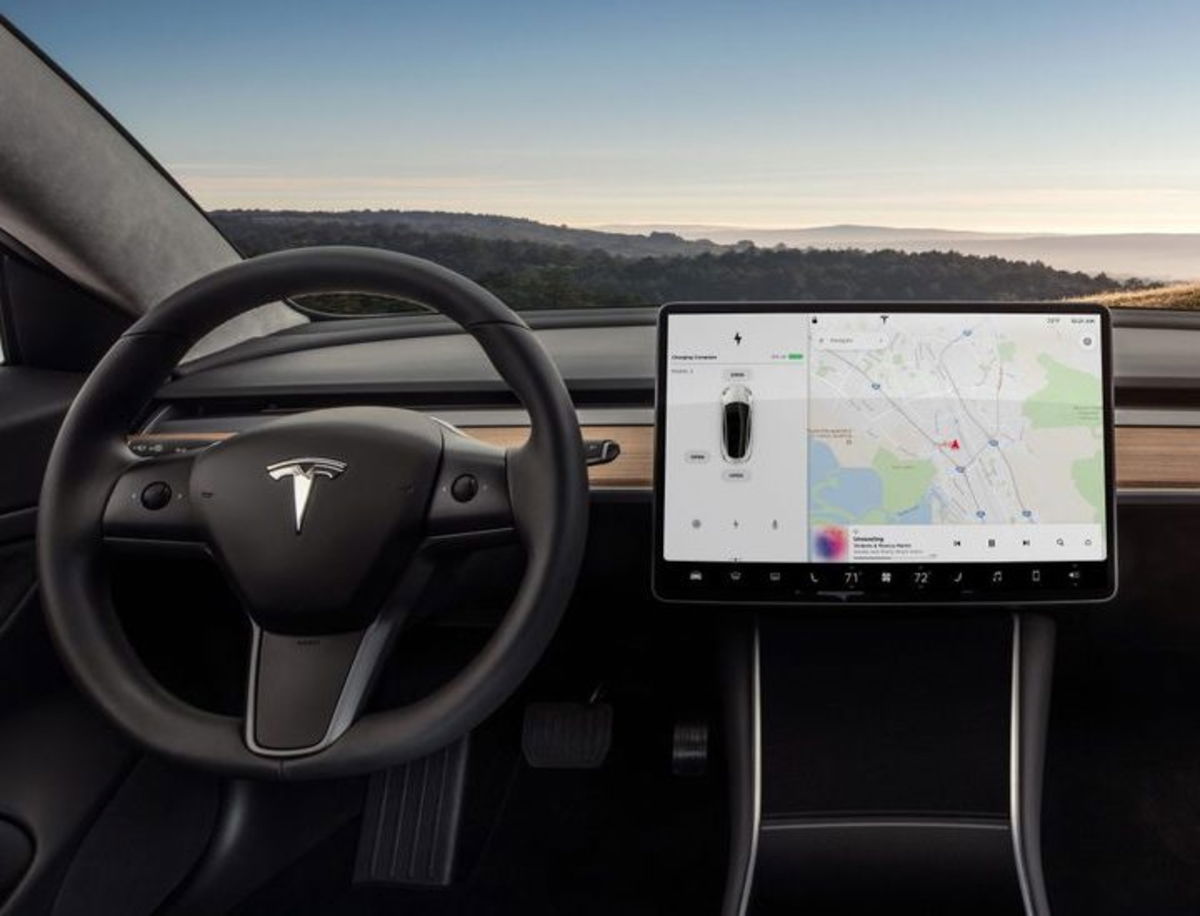 El Tesla Model 3 ya dispone de la actualización 2018.18.1, ¿qué novedades incluye?