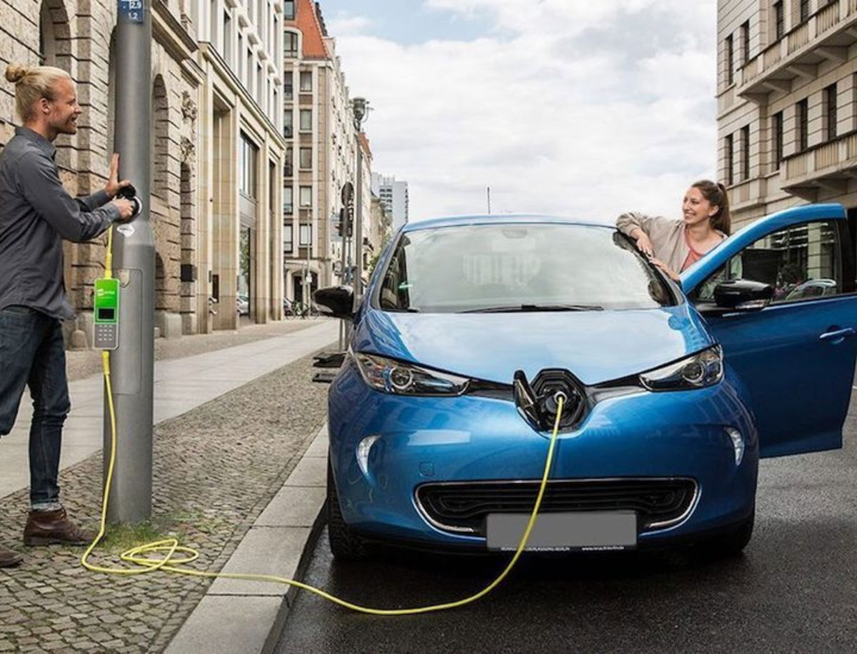 Un cargador eléctrico que se esconde, así sería la solución para electrificar la movilidad