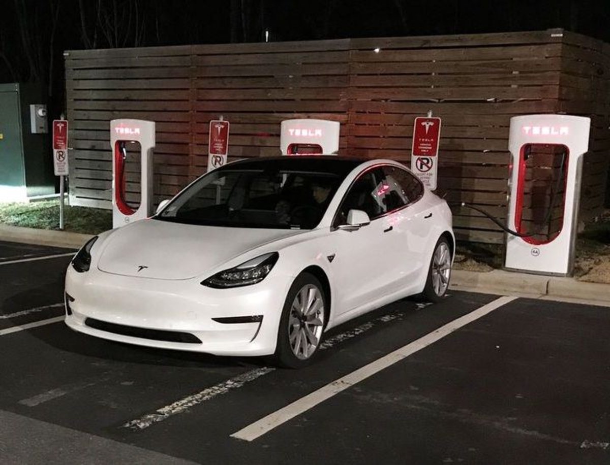El último plan de Tesla hacia la rentabilidad, la subida del precio de la red Supercharger