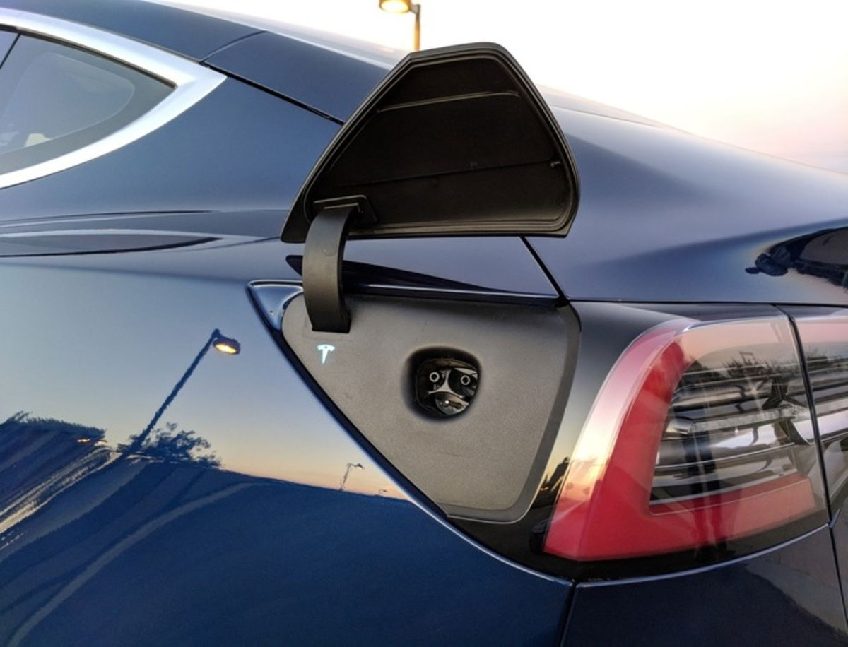 Así es cómo un propietario de un Tesla Model 3 ha circulado 830 km con solo una carga