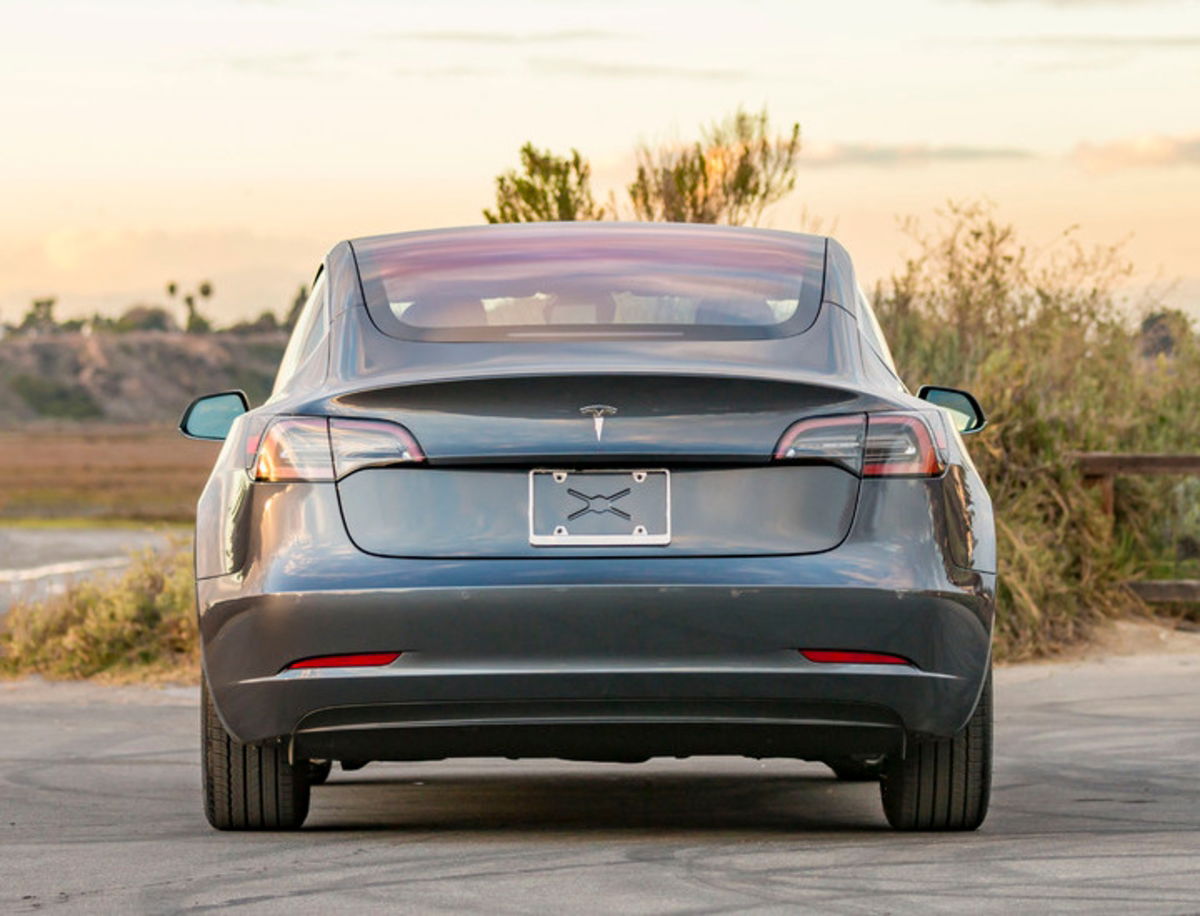 Tesla actualiza el software del Model 3 para reducir la polémica distancia de frenado