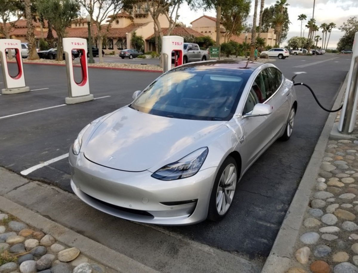 ¿Por qué hay problemas en la producción del Tesla Model 3?