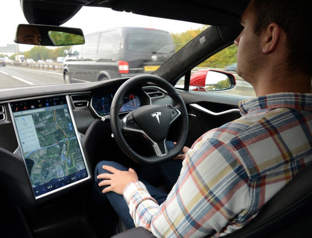 Tesla y la búsqueda de empleados para probar su asistente a la conducción Autopilot