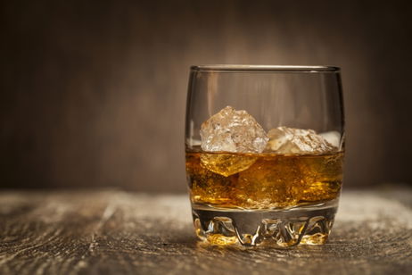 ¿Te gusta más el whisky con un poco de agua? Un estudio explica porqué