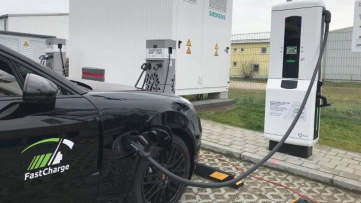 Porsche ya lidera la carga rápida en el mercado de los coches eléctricos