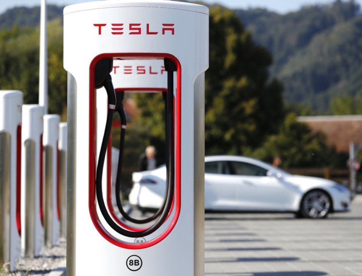 El error de Tesla que ha provocado que cualquier coche pudiese cargar en sus estaciones