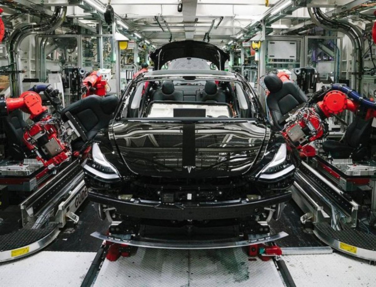 Tesla o cómo sobrevivir en el sector recortando gastos por doquier