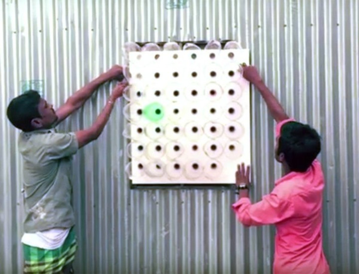 Crean un aire acondicionado con botellas de plástico para reducir la temperatura del hogar