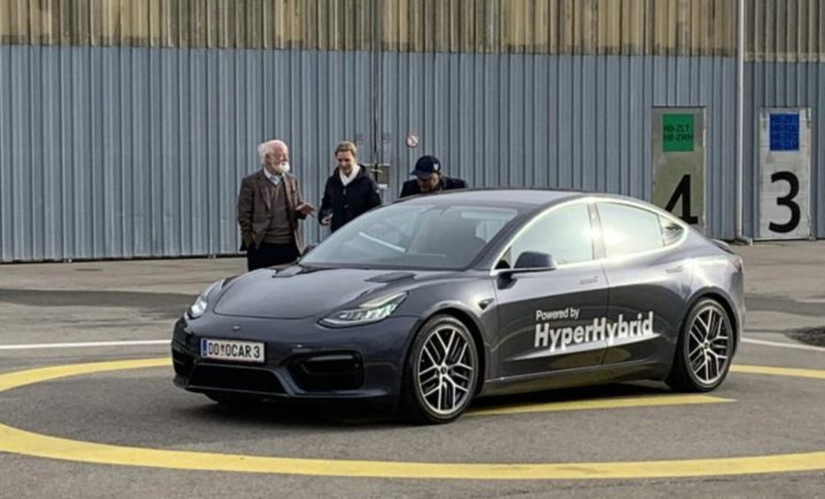 El colmo del coche eléctrico: un Tesla Model 3 con motor de combustión interna