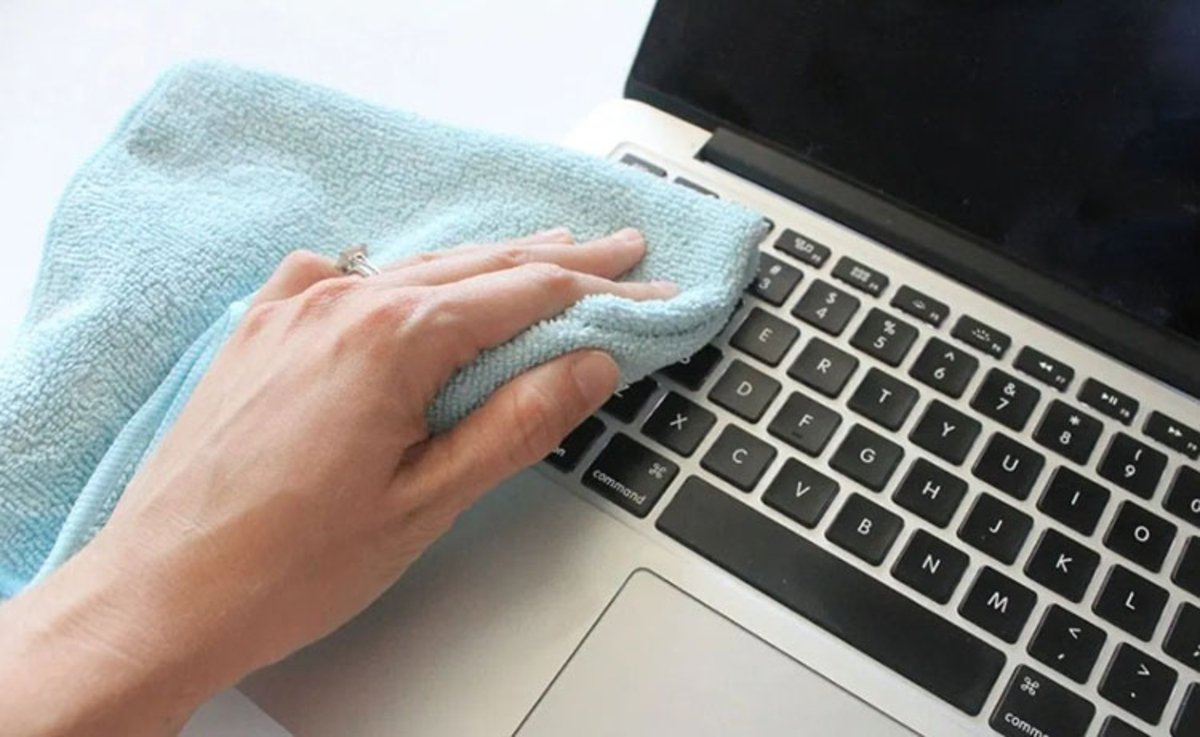 Así de fácil puedes mantener limpio el teclado de tu portátil