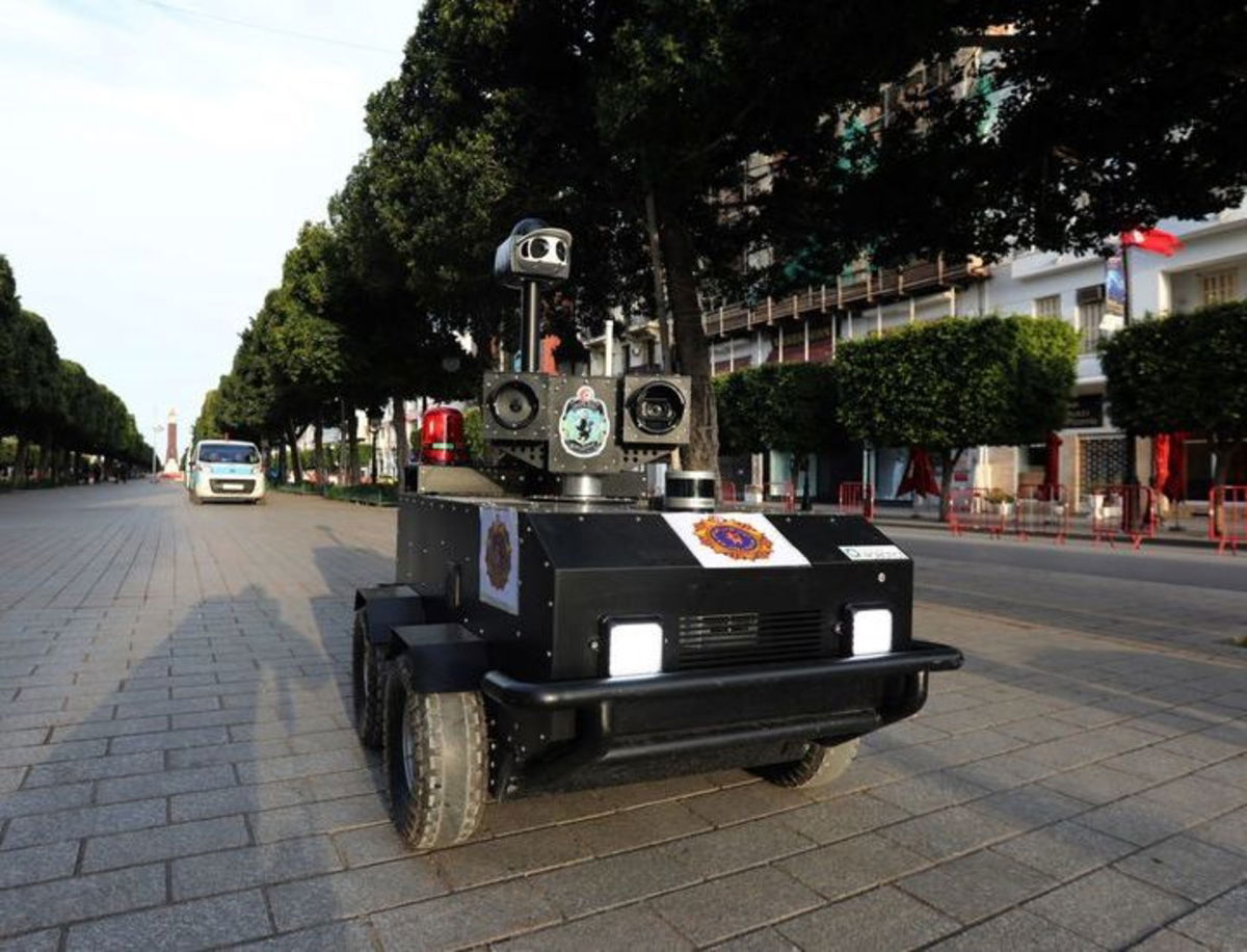 El uso de robots de la policía para controlar el confinamiento por el coronavirus