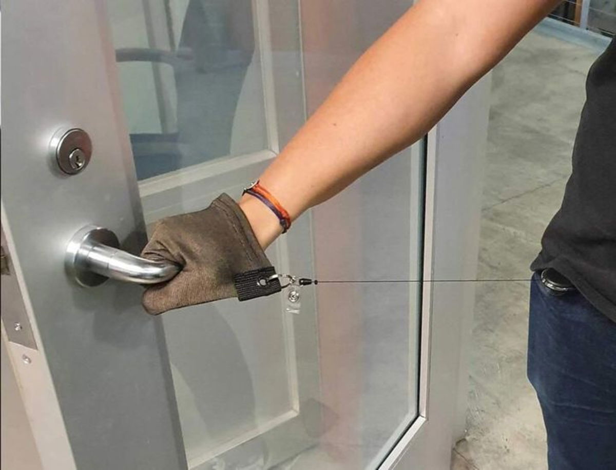 Crean el guante portátil definitivo para afrontar la nueva normalidad por la pandemia