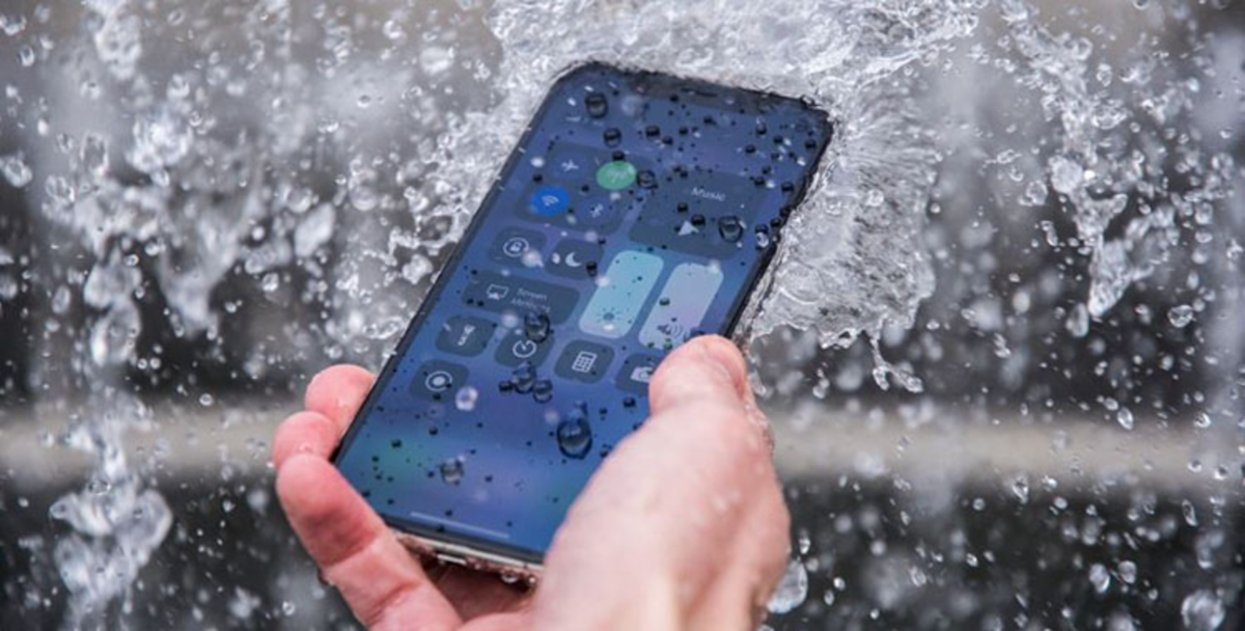¿Tu móvil se ha mojado por accidente? Con estos consejos podrás salvarlo