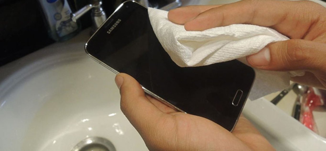 ¿Tu móvil se ha mojado por accidente? Con estos consejos podrás salvarlo