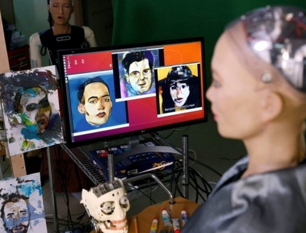 El robot humanoide que crea obras de arte NFT a razón de cientos de miles de euros