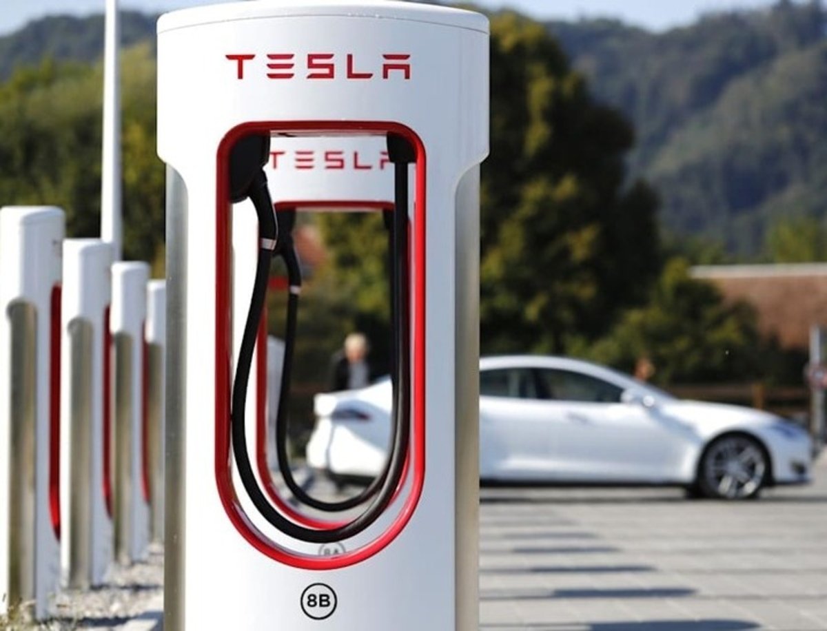 Permitir cargar a otros coches eléctricos, el dilema de Tesla respecto a los Supercharger