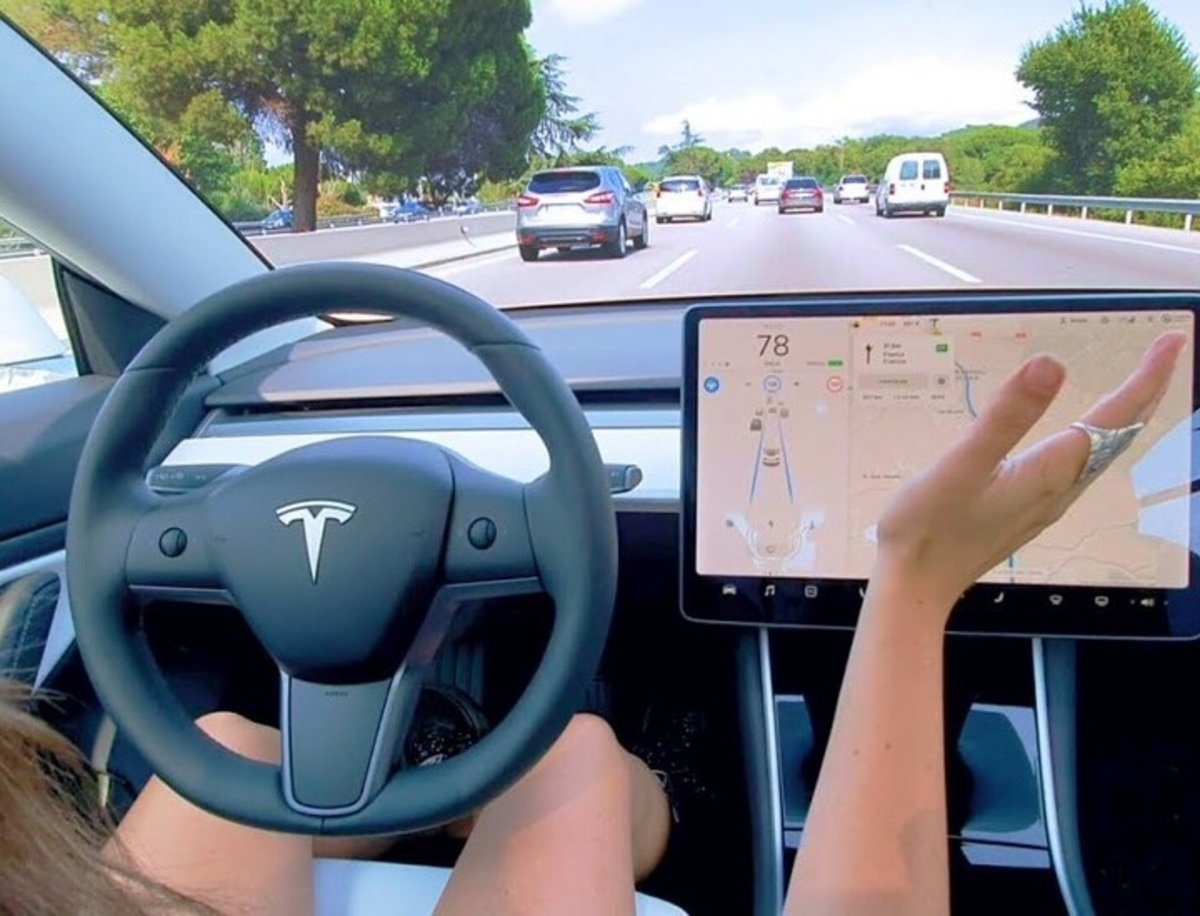 Pólizas de seguro, la nueva línea de Tesla que pretende explotar gracias al Autopilot