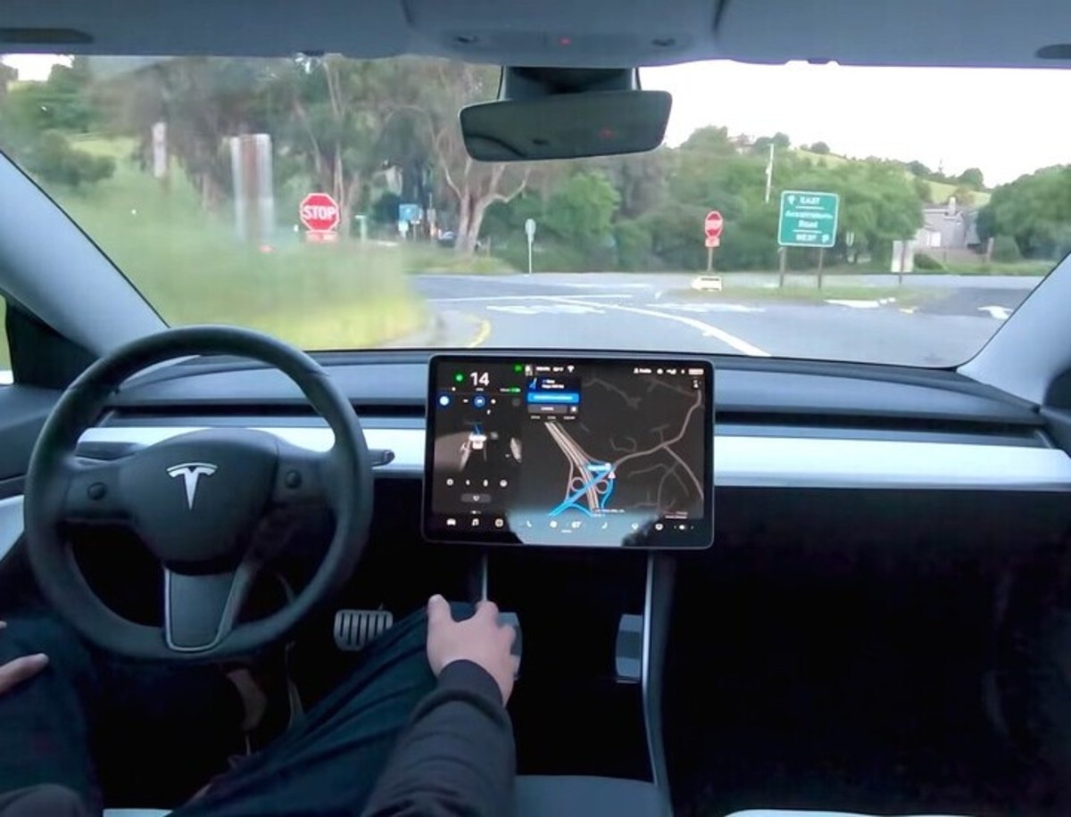 Tesla y la búsqueda de empleados para probar su asistente a la conducción Autopilot