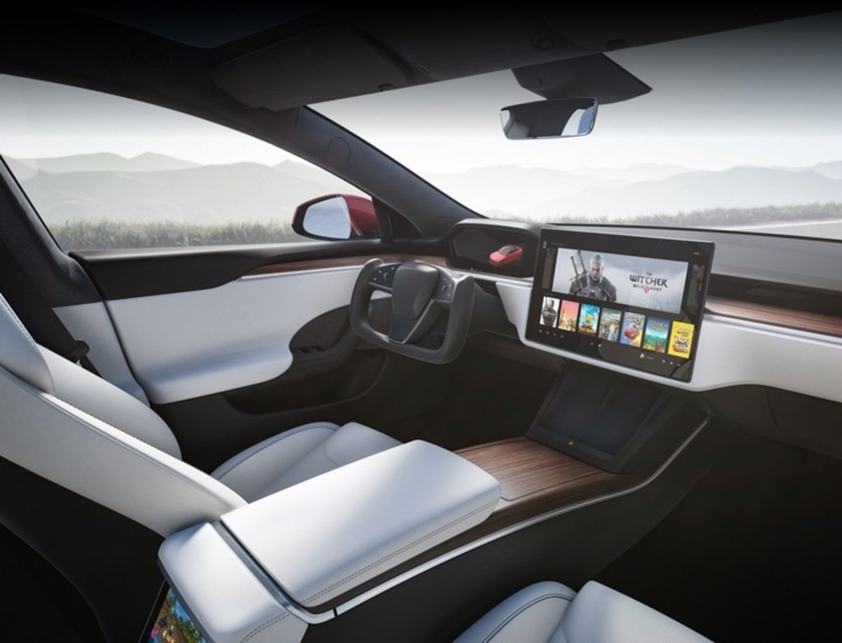 Volante 'yugo' de Tesla, así es conducir con esta tecnología exclusiva de la versión Plaid