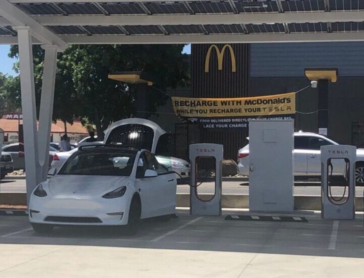 Carga tu Tesla en un Supercharger y, esperando, tómate, una hamburguesa