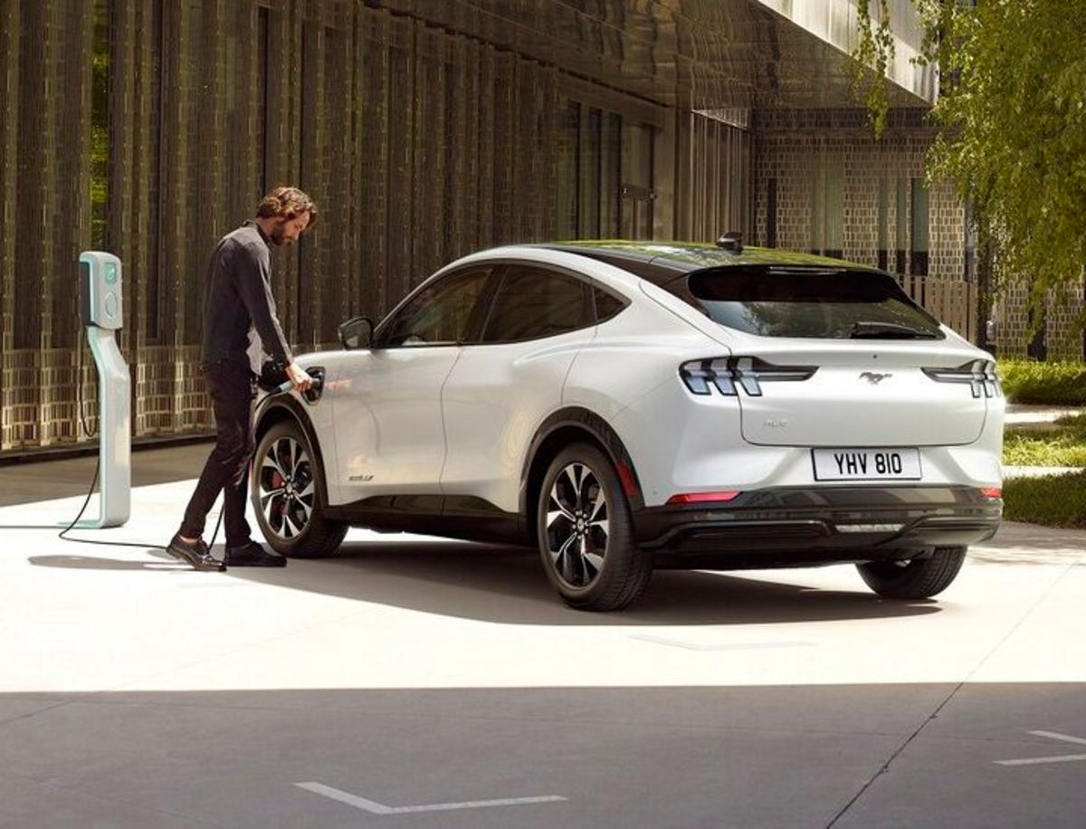 Ford crea una fragancia con olor a gasolina para los coches eléctricos